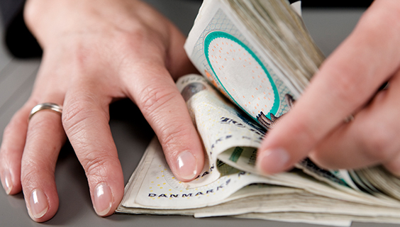 Pædagogmedhjælper får efterbetalt tillæg for 100.000 kr.